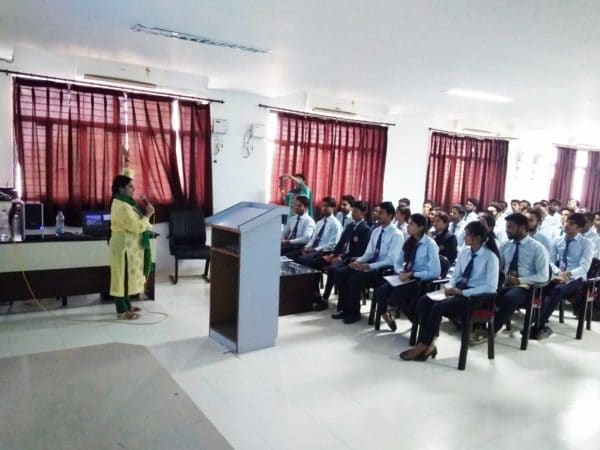 BIET-students-listening-to-Dr.-Poulomi-Mukherji-with-keen-interest-600x450